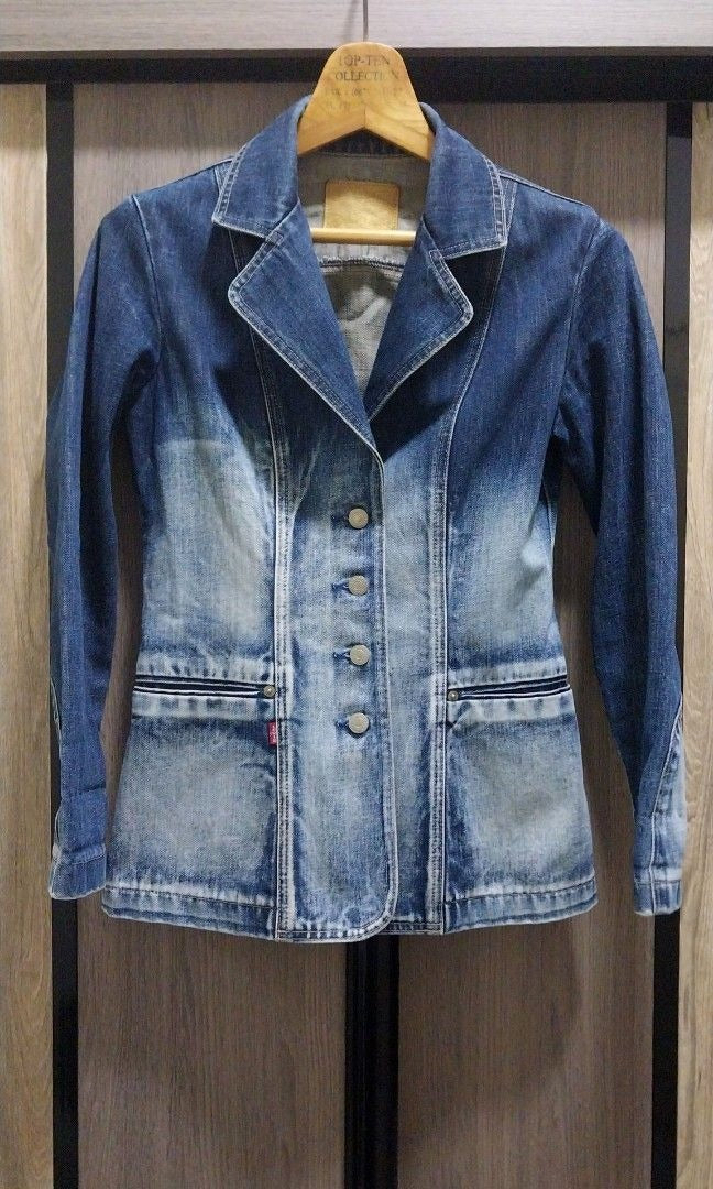 Vintage Levi's Women's Denim Jacket (Rare Find)