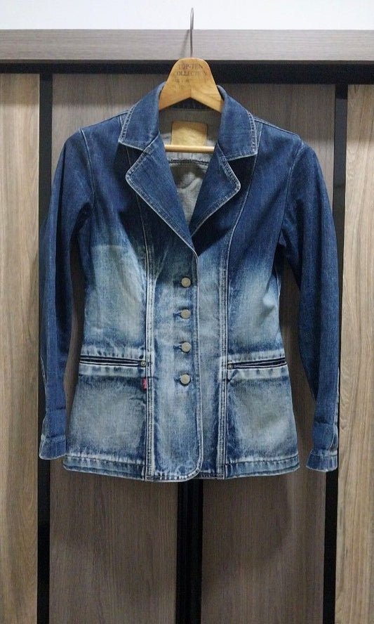Vintage Levi's Women's Denim Jacket (Rare Find)