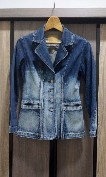 Vintage Levi's Women's Denim Jacket (Rare Find)